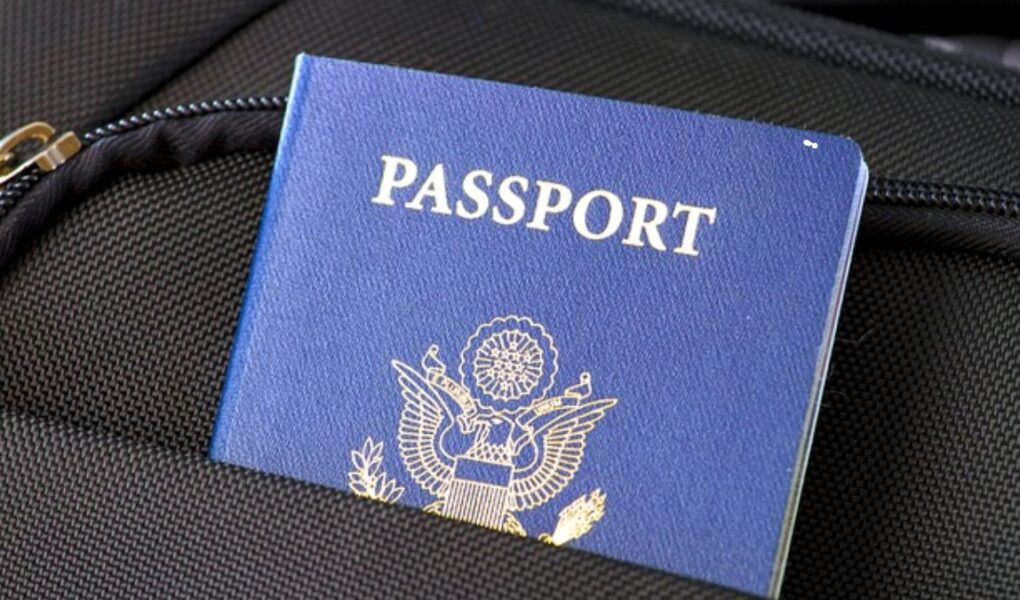 Passaporte brasileiro sendo renovado